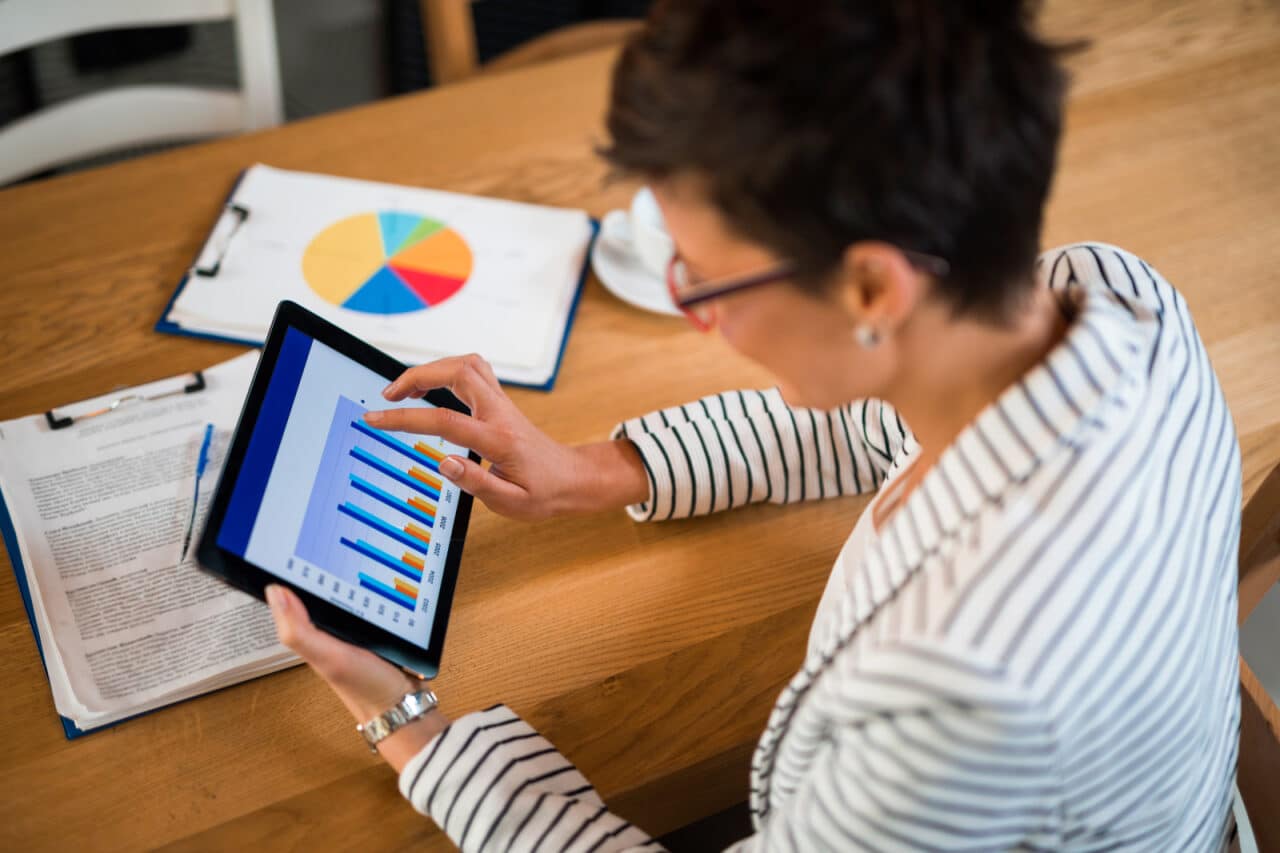 A women analysing a bar graph from a report